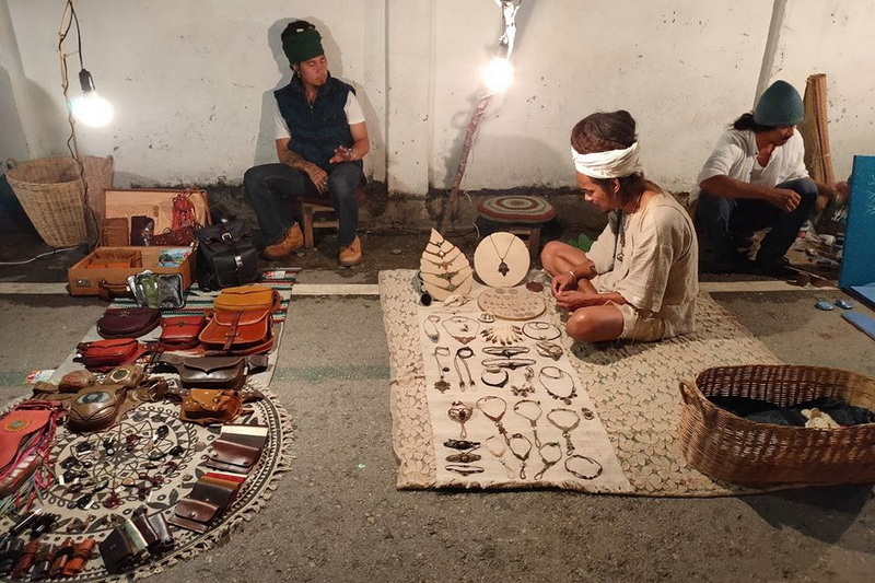 pai walking street, pai night market, shopping in pai, night market in pai, shopping in pai