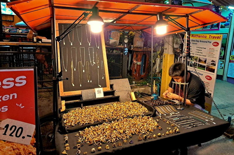 pai walking street, pai night market, shopping in pai, night market in pai, shopping in pai