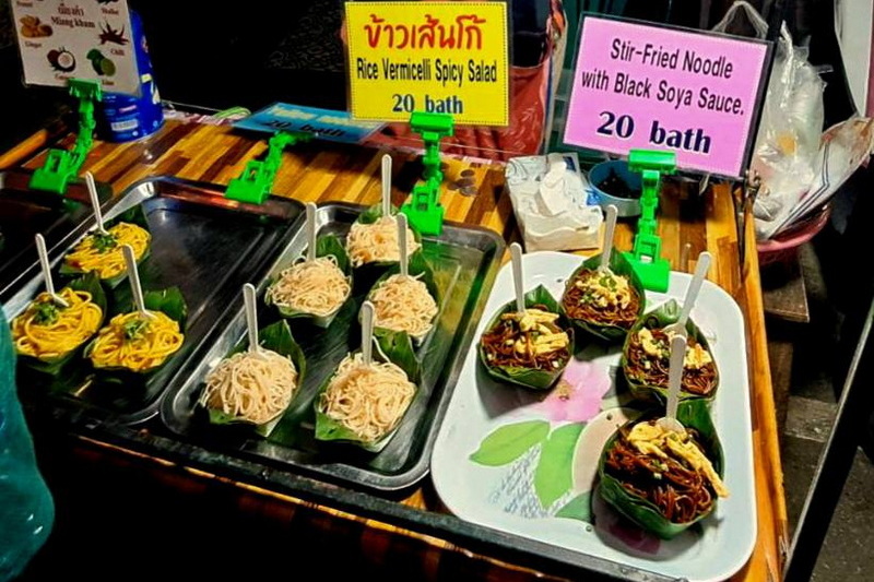 pai walking street, pai night market, shopping in pai, night market in pai, shopping in pai