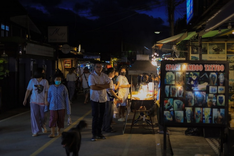 pai walking street, pai night market, shopping in pai, night market in pai, shopping in pai