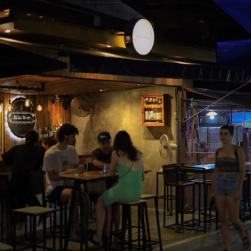 pai walking street, pai night market, shopping in pai, night market in pai, shopping in pai